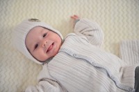 LITTLE ANGEL Čepice podšitá zavazovací Outlast® - Off White/pruh bílošedý melír