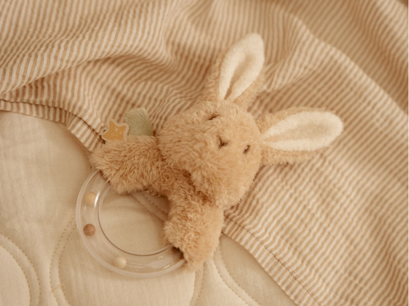 LITTLE DUTCH Chrastítko s korálky králíček Newborn Naturals