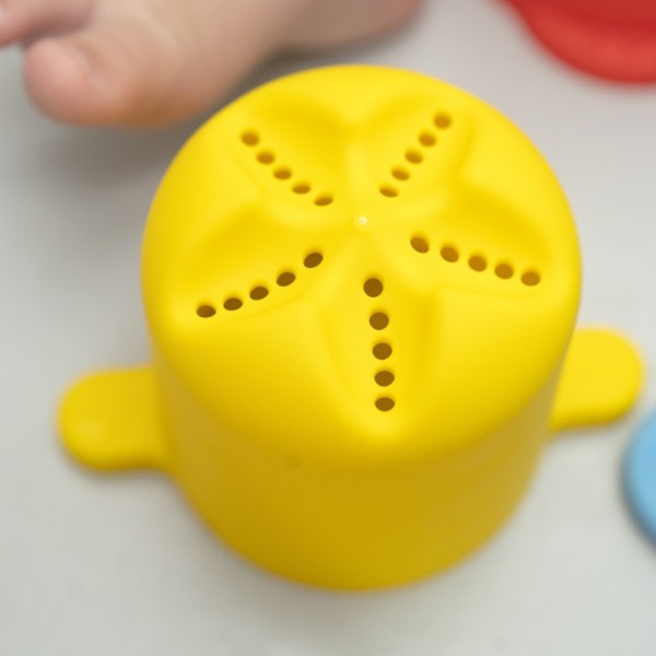 BABY EINSTEIN Pohárky stohovací Opus's Stack & Stream™ sada 5 ks 3m+