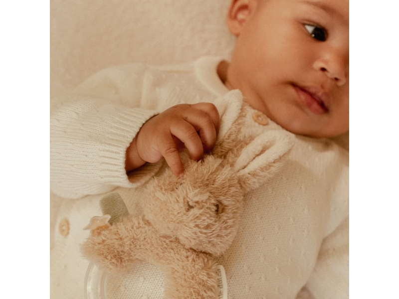 LITTLE DUTCH Chrastítko s korálky králíček Newborn Naturals