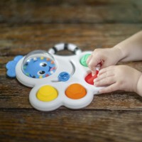 BABY EINSTEIN Hračka senzorická chrastítko a kousátko Opus 's Shape Pops ™ 3m +