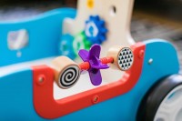 BABY EINSTEIN Hračka dřevěná aktivní vlečka Discovery Buggy HAPE 12m+