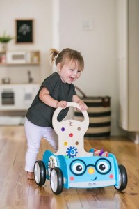 BABY EINSTEIN Hračka dřevěná aktivní vlečka Discovery Buggy HAPE 12m+