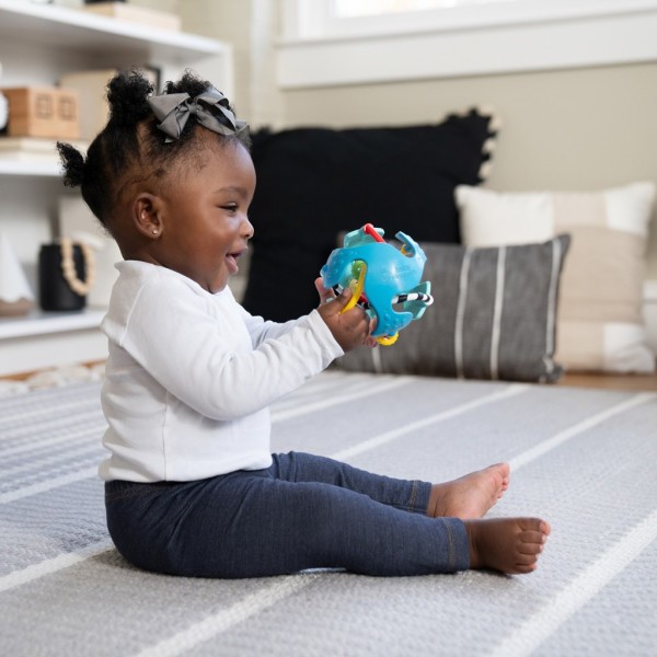 BABY EINSTEIN Hračka senzorický míč s kousátkem Rattle & Sense™ 3m+