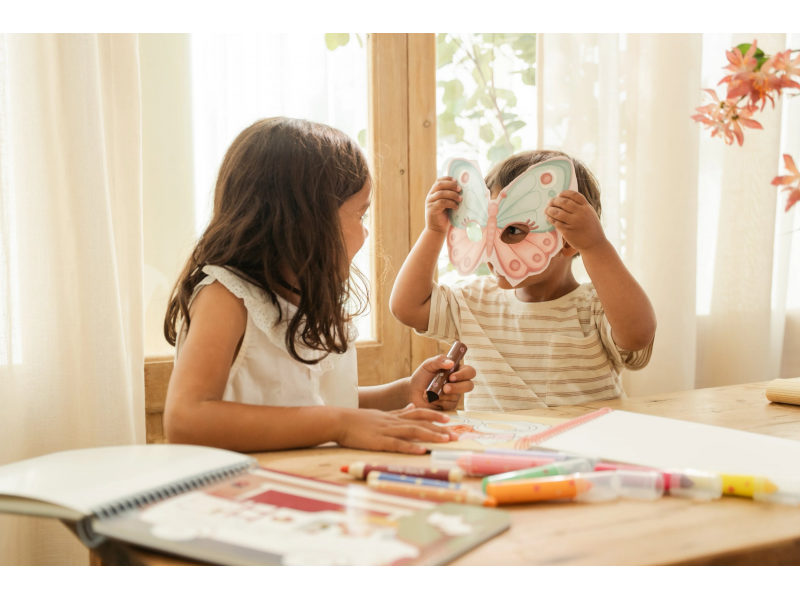 LITTLE DUTCH Kniha s vystřihovacími maskami Rosa