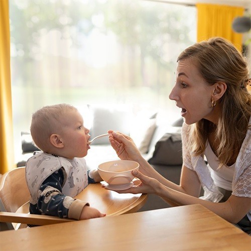 BABYONO Miska uzavíratelná s přísavkou a lžičkou 300 ml 6m+