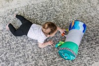BABY EINSTEIN Polštář podpůrný válec Rhythm of the Reef™ 0 m+