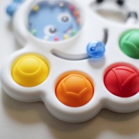 BABY EINSTEIN Hračka senzorická chrastítko a kousátko Opus 's Shape Pops ™ 3m +