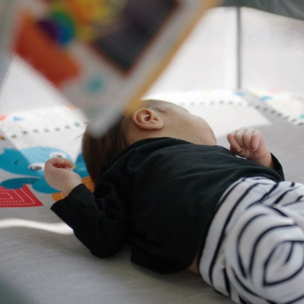 BABY EINSTEIN Postýlka s ohrádkou na hraní a klavírem 3v1 Kick & Snooze™ 0m+