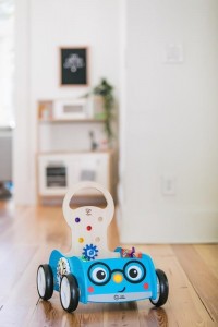 BABY EINSTEIN Hračka dřevěná aktivní vlečka Discovery Buggy HAPE 12m+