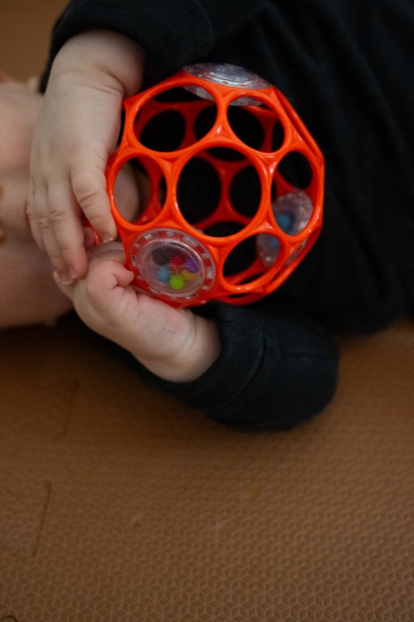 OBALL Hračka Oball RATTLE 10 cm 0m+AQUAINT 100% ekologická čisticí voda 50 ml